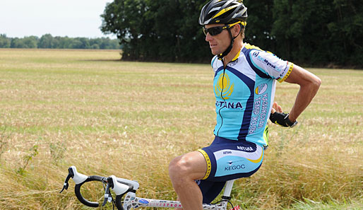 Lance Armstrong blieb in der ersten Hälfte der Etappe noch Zeit für ausgedehntes Streching. Dann wurde es ernst...
