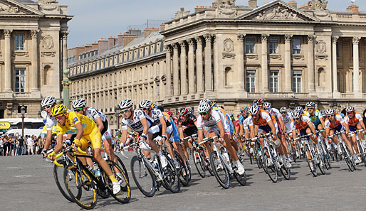 Das Gelbe Trikot führte das Peloton traditionell auf den Champs-Elysees. Schnell war klar, wer sich den...