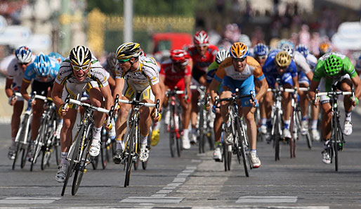 ...prestigeträchtigsten Etappensieg des Radsports krallen würde. Mark Cavendish (l.) ließ es gar nicht erst zu einem Massensprint kommen