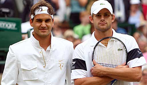 Um 15:03 Uhr betreten die Spieler den Rasen. Federer (l.) wie immer im feinen Zwirn. Roddick dagegen trägt nicht mal einen Trainingsanzug.