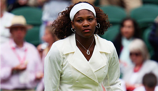 Auch Serena Williams ist für Wimbledon wieder unter die Designer gegangen. Heraus kam dieser cremefarbene Mantel, der sicherlich Anhänger finden wird