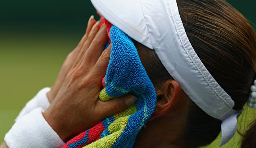 Tag 5: Hinter dem Handtuch versteckt sich Ai Sugiyama, die sich zu Beginn des Tennistages ihrer Freundin und Doppelpartnerin Daniela Hantuchova geschlagen geben musste