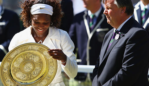 Überglücklich nahm Serena die Sieger-Schale entgegen. Der Aufpasser nebenan konnte die Freude offenbar nicht teilen
