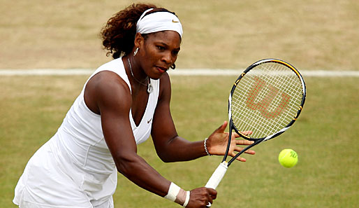 Ein seltener Anblick im Damentennis und bei Serena Williams - ein schulbuchmäßiger Rückhandvolley mit nur einer Hand am Schläger
