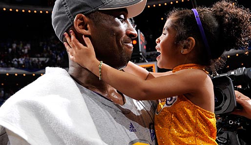 Superstar Kobe Bryant holt Töchterchen Gianna auf den Arm, um sein Glück mit der Familie zu teilen