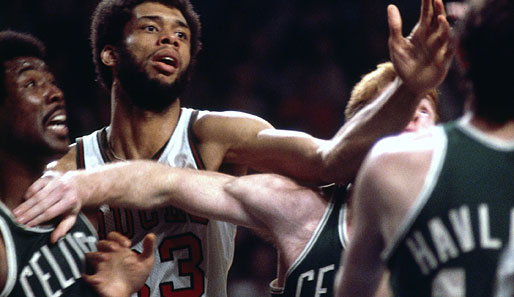 Einen Dreikampf vom Allerfeinsten lieferten sich 1974 der mittlerweile umgetaufte Kareem Abdul-Jabbar und die Celtics Paul Silas (l.) und Dave Cowens (2.v.r.). Boston gewann