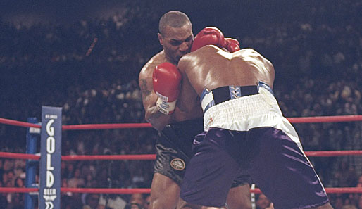 Eine der Szenen der Box- und Sportgeschichte. Mike Tyson beißt Holyfield im zweiten Duell ein Stück des linken Ohrs ab