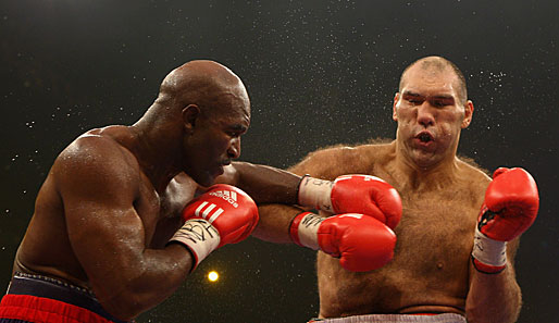 Im November 2008 stellte sich Holyfield dem Riesen Nikolai Walujew. Er verlor, aber das Urteil nach zwölf Runden war äußerst umstritten