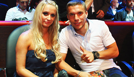 Noch mal Lukas Podolski. Der Ex-Bayer und Neu-Kölner verfolgte den Kampf an der Seite seiner Freundin Monika Puchalski