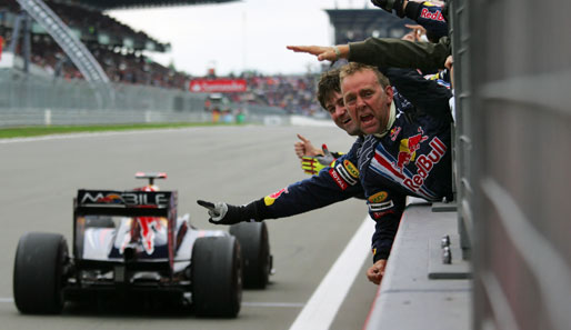 Trotz einer Durchfahrtsstrafe holt sich Mark Webber den ersten Sieg seiner Karriere...