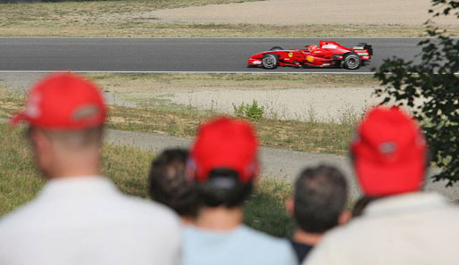 Es war nicht leicht, an der abgesperrten Rennstrecke in Mugello einen Blick auf den testenden Michael Schumacher zu erhaschen