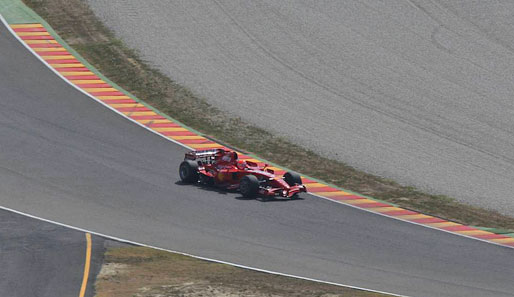 Dann ging es los. Noch vor 10 Uhr drehte Schumacher seine ersten Runden nach mehr als einem Jahr Formel-1-Abstinenz