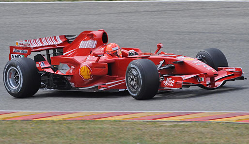 Die Konkurrenz witterte den verbotenen Einsatz von Formel-1-Slicks. Aber Ferrari erklärte, dass es sich nur um GP2-Reifen handelte