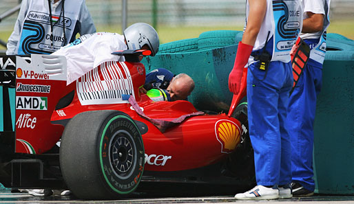 Schwerer Schock für Felipe Massa und alle Formel-1-Fans. Der Ferrari-Pilot knallte mit voller Wucht in die Reifenstapel