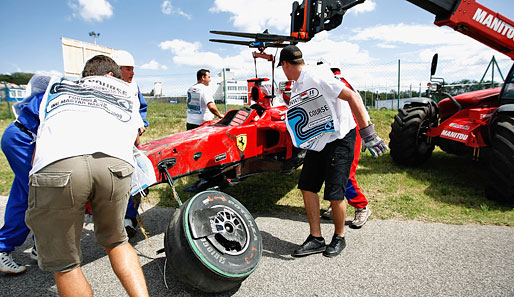 Zum Glück hielt das Chassis des Ferrari und verhinderte schwere Beinverletzungen. Denn der Aufprall erfolgte frontal in die Reifenstapel