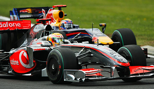In der sechsten Runde schnappt sich Hamilton dann auch noch Mark Webber. Dank KERS geht er problemlos außen am Red-Bull-Piloten vorbei