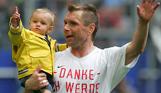 Das Ende einer langen Karriere. Am Ende der Saison 2003/04 feiert Bernd Hollerbach beim Hamburger SV seinen Abschied vom Profifußball