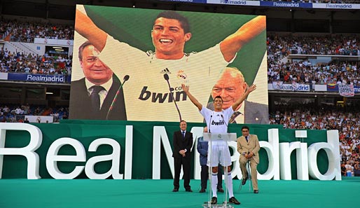 Im Stile eines Politikers. Ronaldo spricht seine ersten Worte im Bernabeu: "Für mich geht ein Kindheitstraum in Erfüllung"