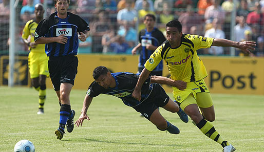 SpVgg Weiden - Borussia Dortmund 1:3: Lucas Barrios (r.) entwischt Alexander Konjevic und markiert das 1:0 für den BVB