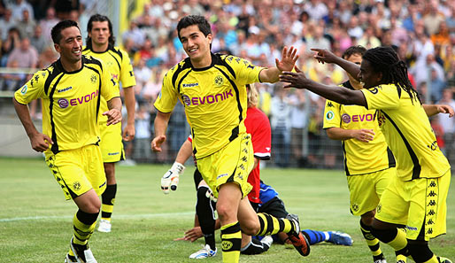 Sekunden nach der Halbzeit erhöhte Nuri Sahin (M.) zum 2:0 für Dortmund, Tinga und Barrios freuen sich mit ihm
