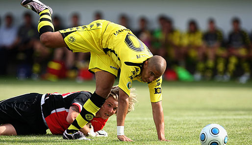 Mohammed Zidan umkurvt Jonas Sela und trifft im Stolpern zum 3:1-Endstand
