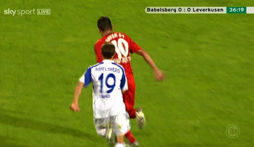 Leverkusens Renato Augusto zieht den Sprint mit dem Ball am Fuß an. Babelbergs Ergirdir verfolgt ihn