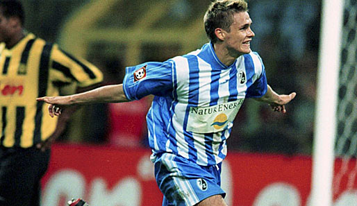 Zur Saison 2000/01 wechselte er zum SC Freiburg und traf ein Jahr später - gegen Dortmund