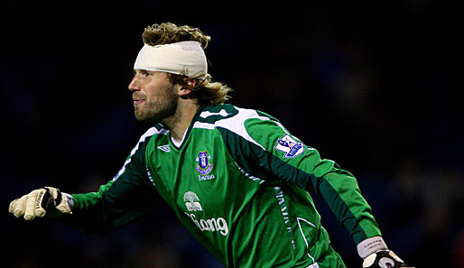 Dort spielte er eine Saison für den FC Everton. In seinem vierten Spiel für die Toffees hielt er sogar mit einer Kopfverletzung durch. Das lieben die Engländer eigentlich