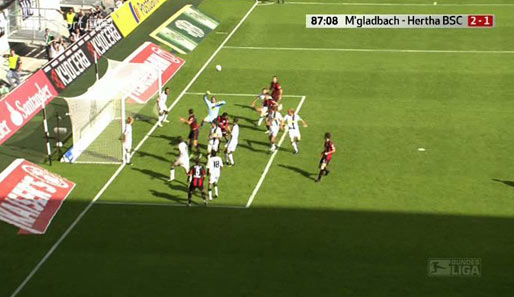 Die 88. Minute: Nach einer Raffael-Ecke taucht Gladbach-Keeper Christofer Heimeroth unter dem Ball durch
