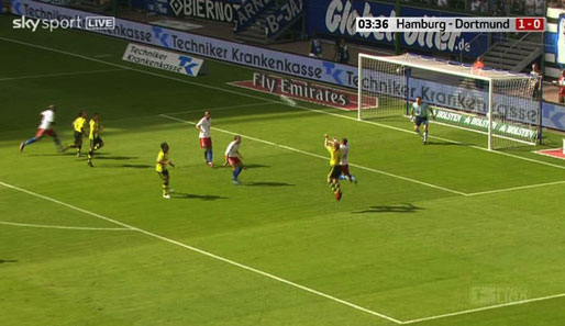 Quasi im Gegenzug, 62 Sekunden nach Hamburgs 1:0, schlägt Dortmund zurück. Blaszczykowski gewinnt das Kopfballduell gegen Aogo