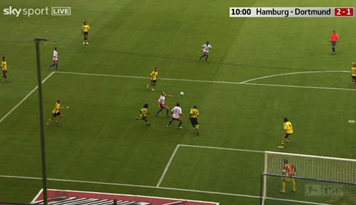Sechs Minuten später: Konfusion im BVB-Strafraum. Jarolim stochert gegen Santana nach, bringt den Ball...