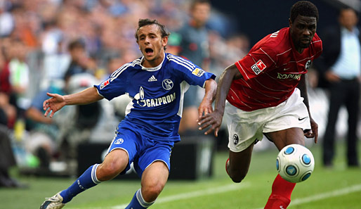 Derweil machte das Gerücht die Runde, Schalkes Rafinha (l.) wechsele zum FC Bayern. Die Folge: Pfiffe für den 23-jährigen Brasilianer