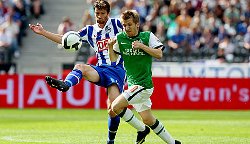 Hertha BSC - Werder Bremen 2:3: Marko Marin (r.), hier im Duell mit Arne Friedrich, lieferte ein gutes Spiel ab und bereitete zwei Treffer vor