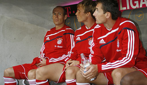 Noch ein Blick auf die Bank: Neben Miro Klose und Anreas Ottl sitzt dort nämlich auch ganz links: Arjen Robben