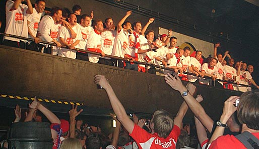 Die Mannschaft der Fortuna feierte den Aufstieg zusammen mit tausenden Fans im Düsseldorfer Stahlwerk
