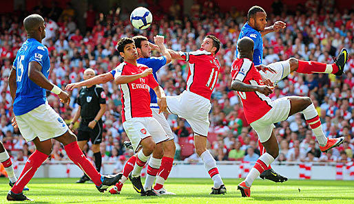 FC Arsenal - FC Portsmouth 4:1: Eduardo (2.v.l.) und Robin van Persie erobern gemeinsam den Ball