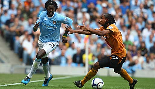 Manchester City - Wolverhampton Wanderers 1:0: Michael Mancienne (r.) versucht, Emmanuel Adebayor aufzuhalten