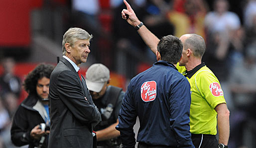 Schiedsrichter Mike Dean schickte Arsenal-Coach Arsene Wenger vorzeitig auf die Tribüne
