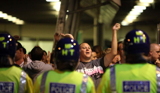 Der Mob verließ das Stadion - die Polizei hatte sich bereits vor dem Upton Park in Stellung gebracht