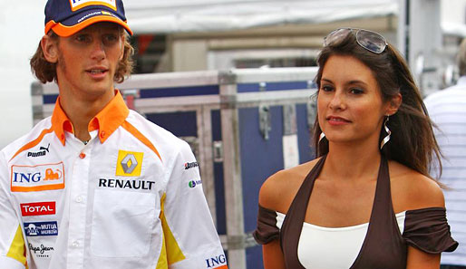 Als in Spa die Sonne noch schien, flanierte Renault-Neuling Romain Grosjean mit seiner Freundin Marion Jolles durch das Fahrerlager