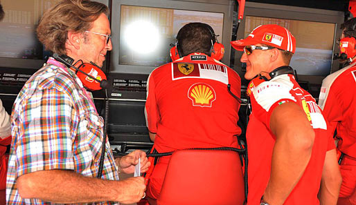 Hoher Besuch bei Ferrari: Michael Schumacher im Smalltalk mit Mr. Slowhand Eric Clapton