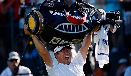 Der Underdog wusste gar nicht, wie er seiner Freude Ausdruck verleihen sollte und reckte schreiend sein Golfbag in die Höhe