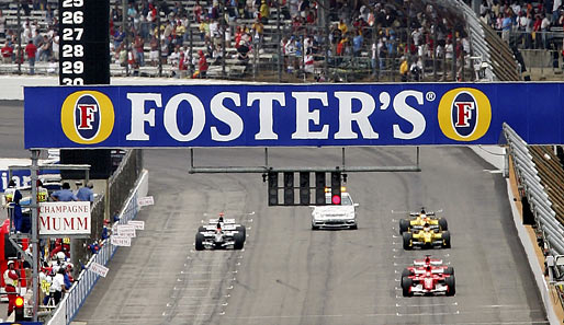 2005: In Indianapolis fahren alle Michelin-Autos wegen Reifenproblemen nach der Einführungsrunde an die Box. Das Rennen zwischen sechs Autos wird zur Farce
