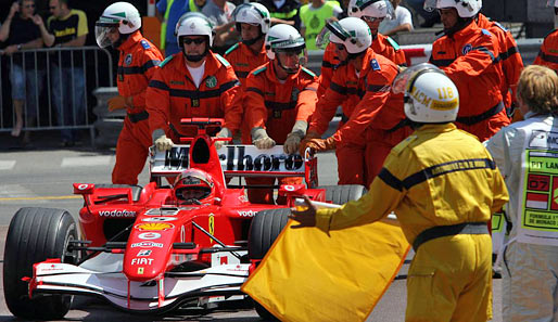 2006: Im Qualifying in Monaco täuscht Schumi in der Rascasse-Kurve einen Verbremser vor, um WM-Rivale Alonso zu behindern. Er wird ans Ende des Feldes strafversetzt