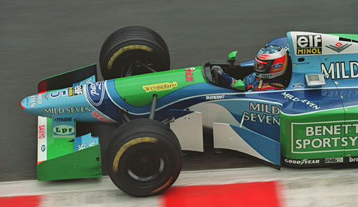 1994: Schumi gewinnt den Belgien-GP, wird aber wegen einer zu dünnen Bodenplatte disqualifiziert. Angeblich beschädigte er sich die Bodenplatte aber nur bei einem Dreher