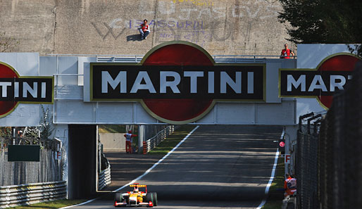Beeindruckendes Bild: Die Piloten rasen unter der Steilkurve des alten Monza-Kurses hindurch
