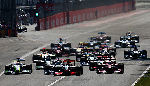 Beim Start erstmal keine Veränderung an der Spitze: Hamilton kam gut weg, Sutil und Räikkönen knapp dahinter. Nur Kovalainen verlor einige Plätze