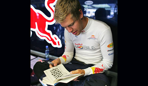 Aber nicht jeder konnte sich dem Geschwindigkeitsrausch hingeben. Sebastian Vettel musste Motoren sparen und machte Kreuzworträtsel