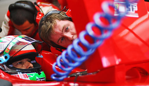 Bevor Giancarlo Fisichella zum ersten Mal im Ferrari auf die Strecke gehen konnte, musste er sich erst einmal das Auto erklären lassen