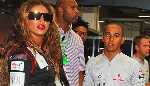 Im Gespräch mit Lewis Hamilton gab es für Beyonce dann aber doch kein Entrinnen vor den Kameras